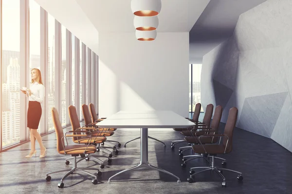 Sala de conferências com cadeiras castanhas, mulher da frente — Fotografia de Stock