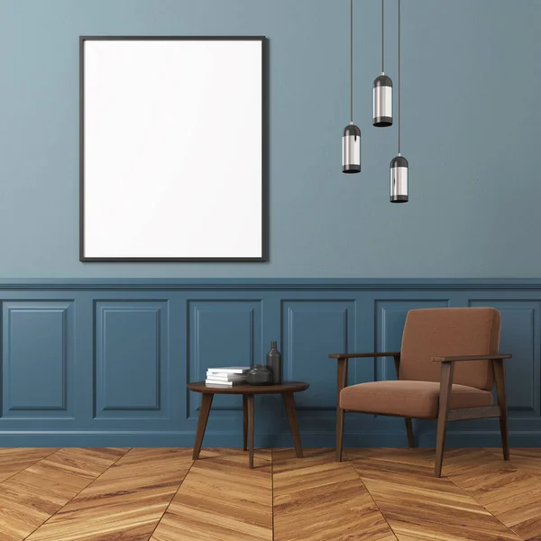 Niebieską ścianą salonu, brązowy fotel — Zdjęcie stockowe