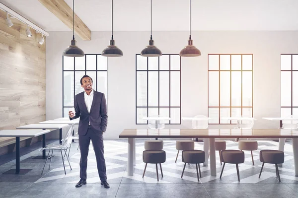 Masalar, sandalyeler, yuvarlak sahip kafe adam raflar