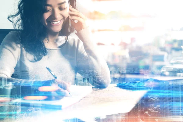 Glada asiatisk kvinna på telefon i office — Stockfoto