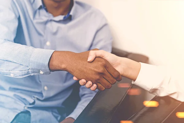 Zakelijke partners schudden handen in het kantoor — Stockfoto