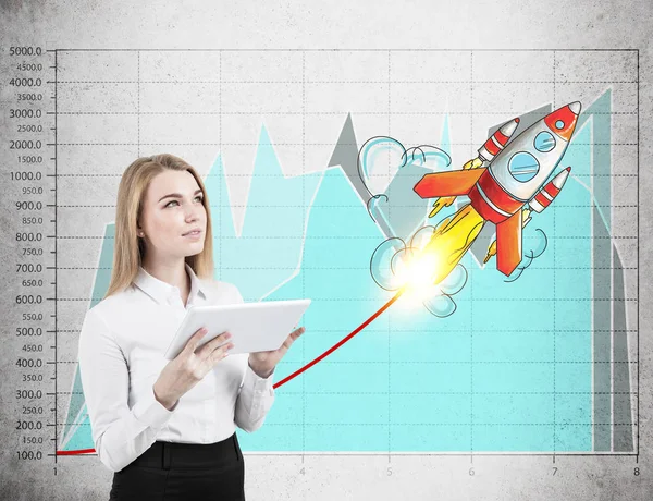 Sarışın kadın bir tablet ile başlangıç