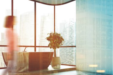 Beyaz banyo, siyah küvet, ağaç, yan, kadın