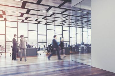 Ahşap zemin açık alan ofis, insanlar