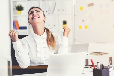 Ofiste mutlu bir businesswoma, yakın çekim