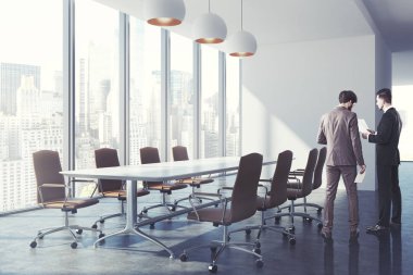 Konferans odası iç kahverengi sandalye, erkekler ile