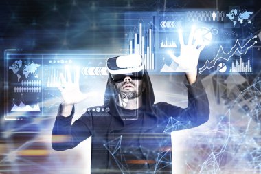 Vr gözlüklü, diyagramları sakallı adam