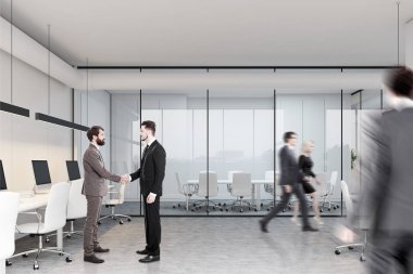 Toplantı odası ve açık alan, yan insanlar