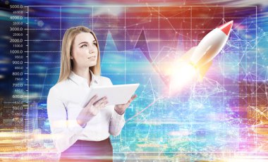 Bir tablet, başlangıç gelecekteki sarışın kadınla