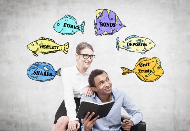 Afrika insan ve sarışın bir kadın iş buzzwords