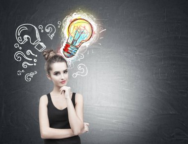 Bir tank top, sorular, fikir dalgın kız