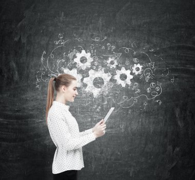 Sarışın kadınla bir tablet ve Dişliler