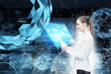 Bir tablet virtural gerçeklik ile sarışın kadın