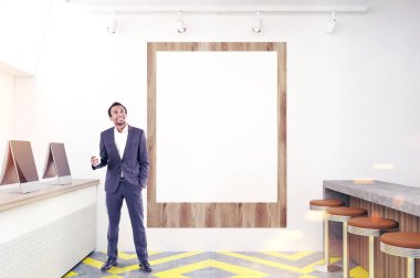 Cafe tabletleri, bar ve poster ile Afrika adam