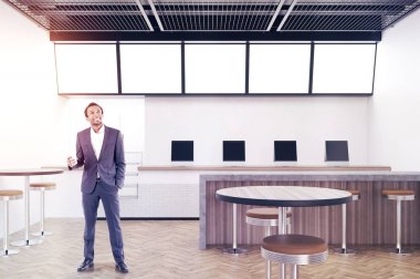 Bilgisayar ve bir buzdolabı, adam modern café