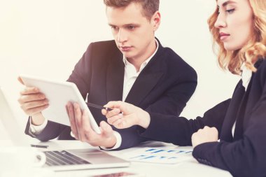 İş adamları ile bir tablet Office