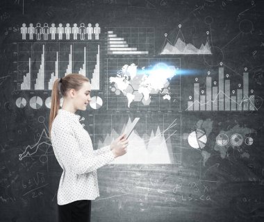 Sarışın kadınla bir tablet ve grafikler, harita