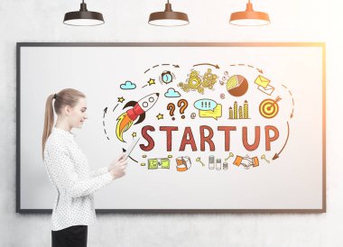 Sarışın kadınla bir tablet ve başlamak yukarıya