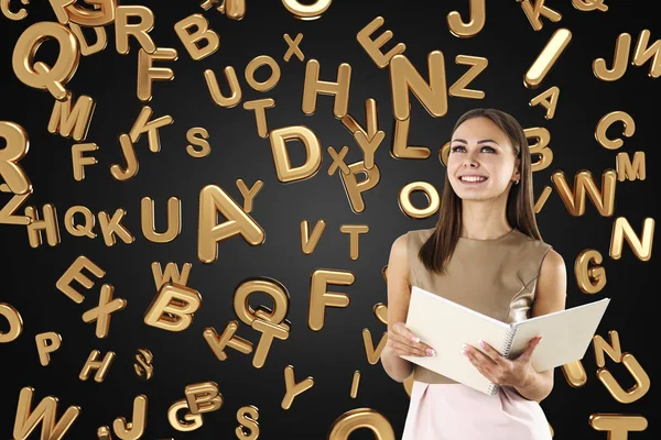 Fröhliche Frau in Beige mit einem Werbebuch, Buchstaben — Stockfoto