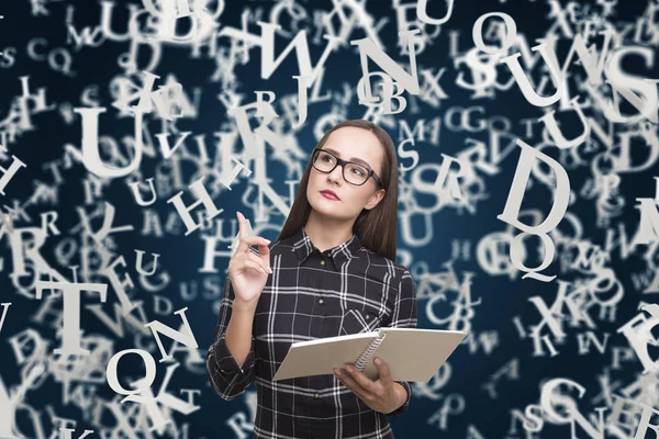 Geek flicka i glasögon med anteckningsboken, bokstäver, blå — Stockfoto