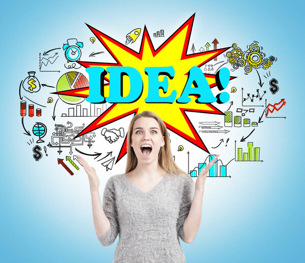 Счастливая блондинка кричит, идея синяя
