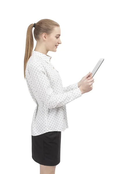 Mujer rubia con una tableta, vista lateral aislada — Foto de Stock