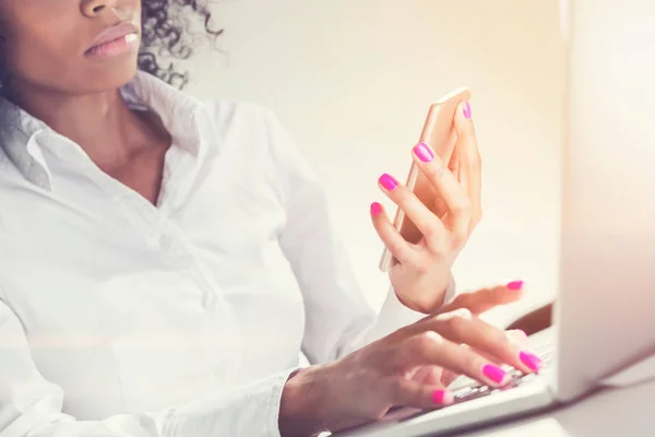 Grave donna afroamericana con un telefono — Foto Stock