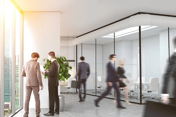 Les gens d'affaires dans un couloir de bureau en verre — Photo