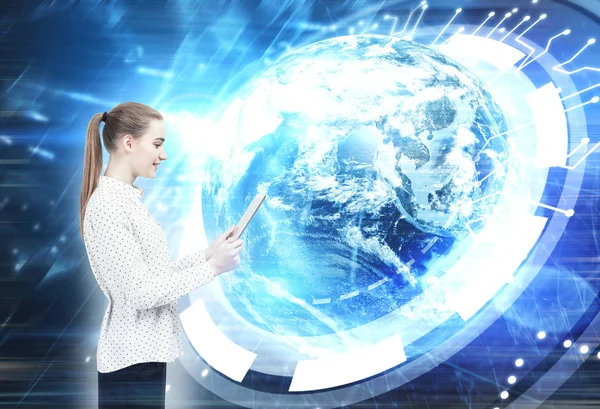 Mujer rubia con una tableta, globo, circuito — Foto de Stock