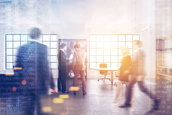 Loft-Büro mit rundem Tisch, Menschen — Stockfoto