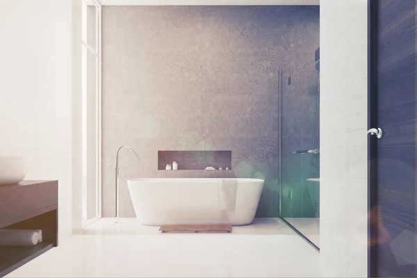 Baño gris, azulejos blancos, lavabo blanco tonificado — Foto de Stock