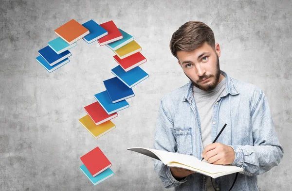 Chico irónico con camisa vaquera y una pregunta de libro — Foto de Stock