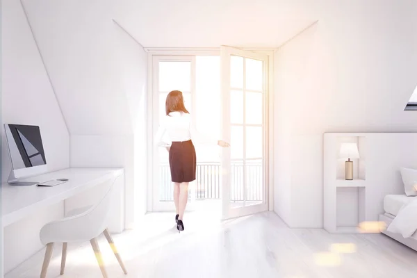 Camera da letto soffitta bianca, home office, ragazza — Foto Stock