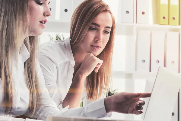 Zwei blonde Geschäftsfrauen in einem Büro — Stockfoto