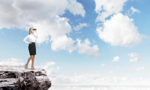 Frau mit Fernglas auf einem Felsen, Stadtbild — Stockfoto