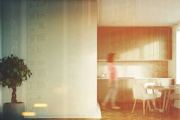 화이트 주방, 회색 싱크대 앞, 소녀 — 스톡 사진