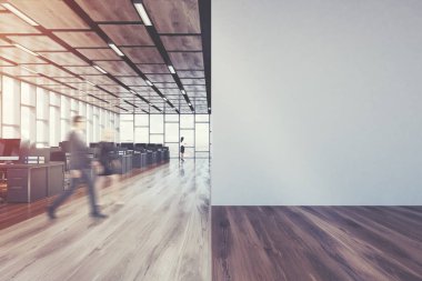 Koyu renkli ahşap açık alan office, yan, adam