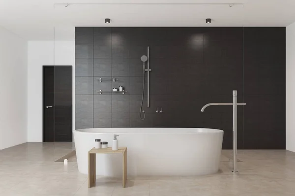 Schwarzes Badezimmer innen weiße Badewanne, Front — Stockfoto