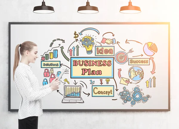 Tablet, iş planı ile sarışın kadın