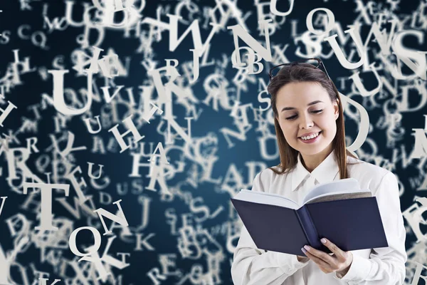 Femme souriante avec un livre, lettres, bleu — Photo