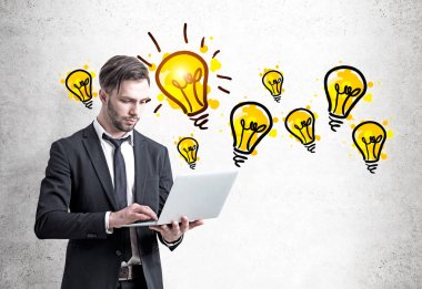 İşadamı ile bir dizüstü bilgisayar ve onun çeşitli fikirler