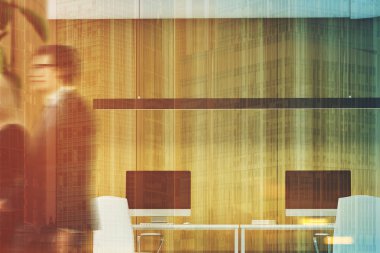 Ahşap ofis, iki bilgisayar, insanları kapatın