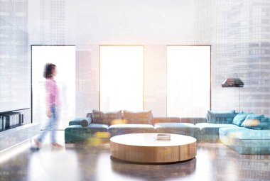 Beyaz oturma odası iç, mavi kanepe, açık kız