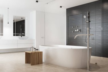 Siyah banyo, çift lavabo, çiçekler