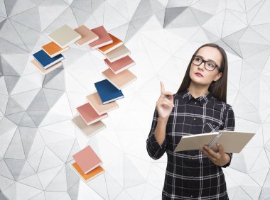 Geek Kız bardaklarda defter, soru, kitaplar