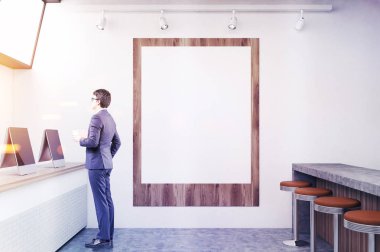 Tablet, bar ve poster, adam ile modern café