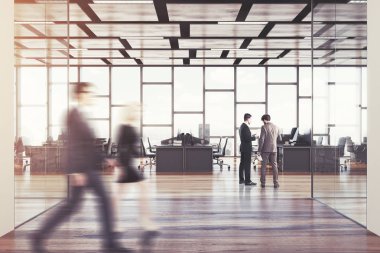 Koyu ahşap kat açık alan ofis, insanlar