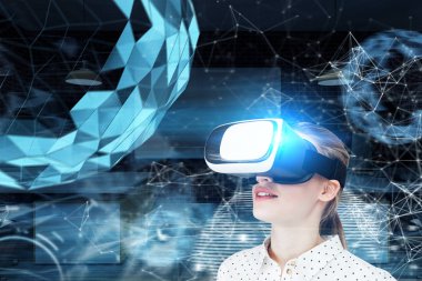 Sarışın Kız bardaklarda Vr, poligonal dünya