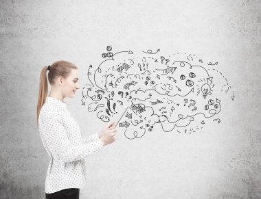 Sarışın kadınla bir tablet ve onun planı