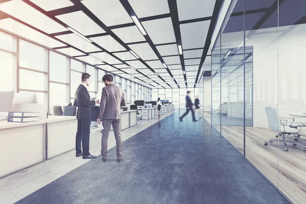 Öppet utrymme kontor, rektangulär, män — Stockfoto